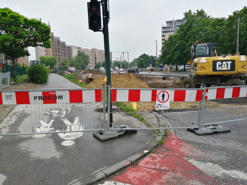 Kraków. Armagedon na Krowodrzy Górce z powodu budowy linii tramwajowej do Górki Narodowej. Piesi mają dość ZDJĘCIA