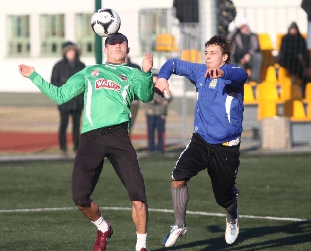 Damian Czarnecki (z prawej) dobrze wypadł w sparingach i w rundzie wiosennej będzie występował w Juvencie Starachowice. 