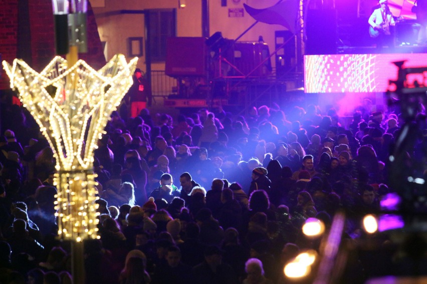 Sylwester w Lublinie. Tak mieszkańcy przywitali 2019 rok. Zobacz zdjęcia i wideo