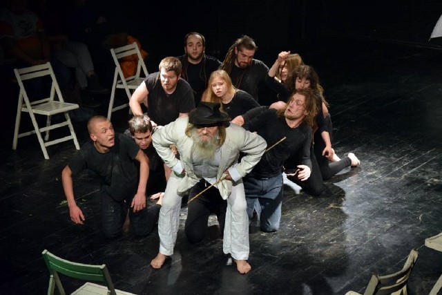 44 urodziny teatru Terminus A Quo rozpoczął spektakl „Tyrania” w wykonaniu jubilatów.