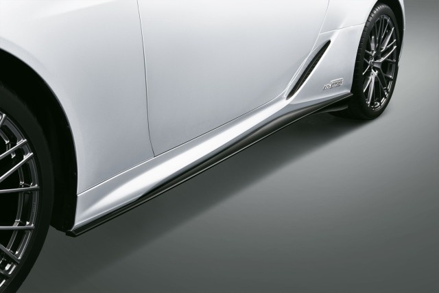 Lexus LCWedług producenta, montaż przedniego spojlera, podobnie jak nakładek progów, zajmuje 3 godziny, tylnego dyfuzora i spojlerów bocznych – 2 godziny, a tylnego spojlera – godzinę. Elementy, które będzie można zamawiać u dealerów Lexusa, objęte są trzyletnią gwarancją, licząc od dnia zamontowania na pojeździe.Fot. Lexus