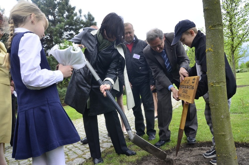 Ambasador Izraela Anna Azari wkopała tablicę upamiętniającą...