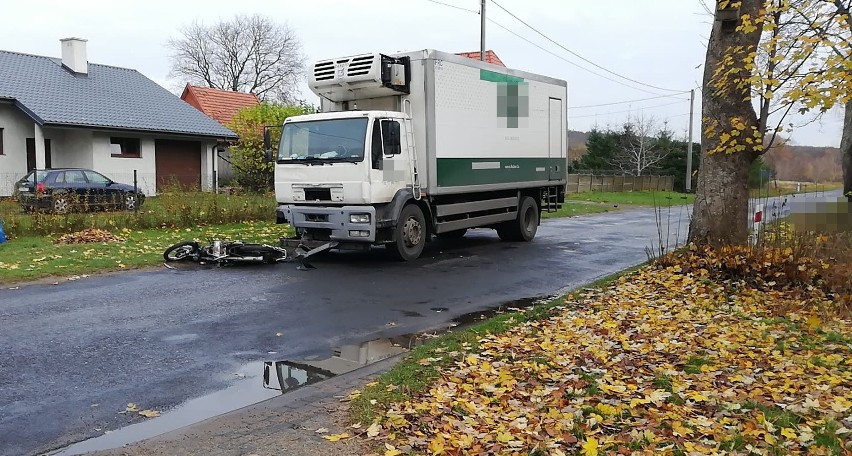 Śmiertelny wypadek w Barcinie. Motorowerzysta wjechał pod ciężarówkę