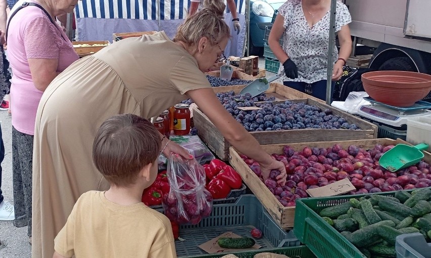 Zobaczcie ceny owoców i warzyw na targu w Jędrzejowie, 17...
