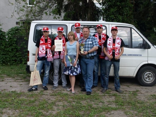 Pięcioosobowa drużyna z Zespołu Szkół Samochodowych w Radomiu wraz z opiekunami wywalczyła czwarte miejsce. W nagrodę otrzymali puchar a także czapeczki i szaliki, w których pozowali do zdjęcia.