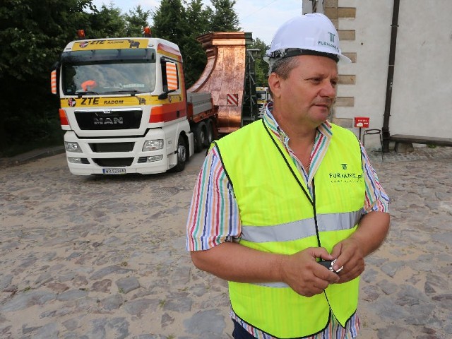 Europejskie prace firmy z DaleszycWłaściciel firmy Krzysztof Furmanek na Święty Krzyż. Osobiście nadzorował transport wielkiej kopuły , która zwieńczy odbudowywaną wieżę.