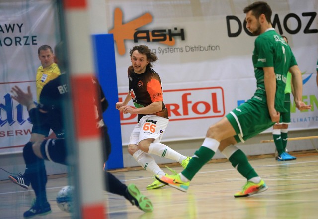 Mateusz Cyman (w czarno-pomarańczowej koszulce) swój debiut FC Toruń może uznać za udany. Futsalista w szóstej minucie meczu z AZS-em UŚ Katowice otworzył wynik rywalizacji