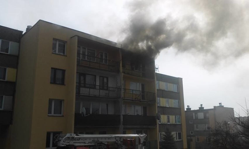 Olkusz. Płonęło mieszkanie w bloku przy ul. Żeromskiego. 13 osób ewakuowano