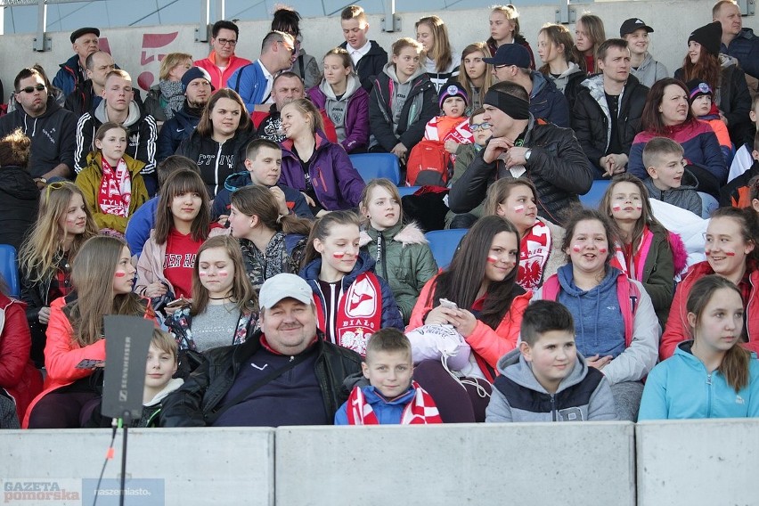 Na meczu piłki nożnej kobiet Polska - Albania na stadionie...