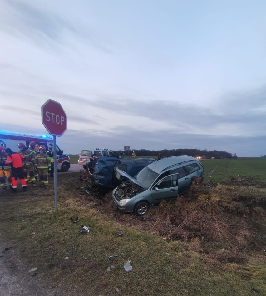 Powiat tomaszowski. Nie zastosował się do znaku STOP. 5 osób, w tym dwoje dzieci trafiło do szpitala