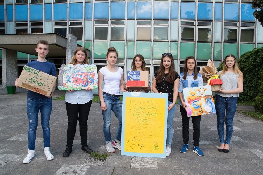 Uczniowie przekazali dary szpitalowi w Prokocimiu