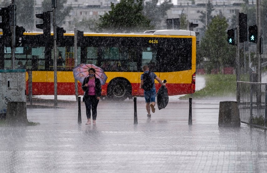 Warszawa: Wielka ulewa przeszła nad miastem 29 czerwca [zdjęcia] [wideo] Zalane ulice, utrudnienia, zamknięta część Trasy Łazienkowskiej