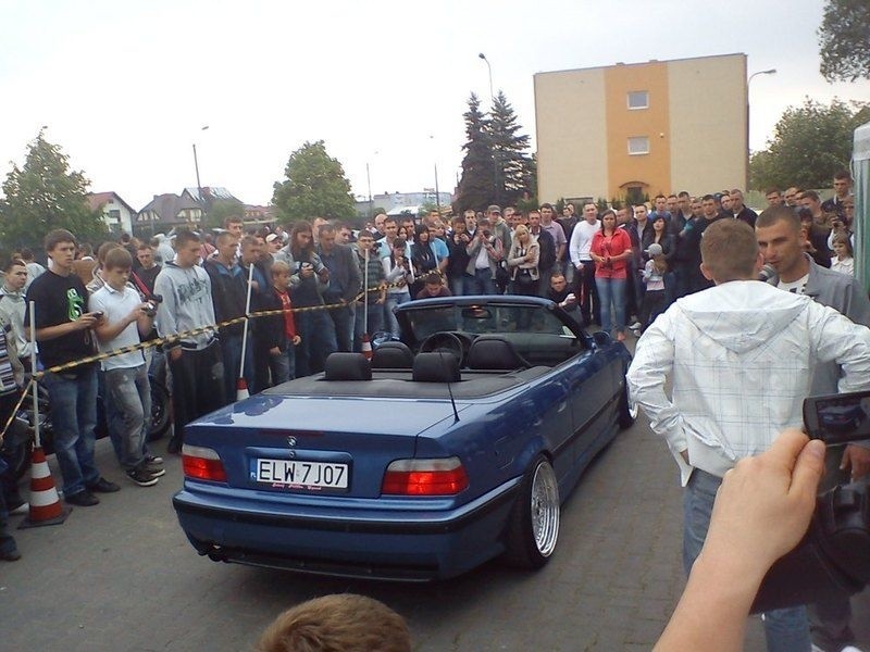 Zlot BMW przyciągnął wielu mieszkańców Kozienic.