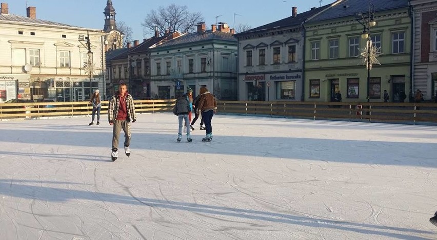 Nowy Sącz. Ślizgawka pod ratuszem już otwarta [ZDJĘCIA]