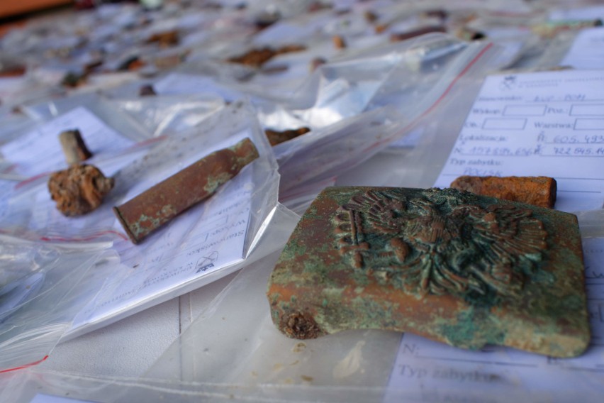 Kolejne niezwykłe odkrycia archeologów w gminie Komańcza. Znaleźli list zakopany w butelce i ludzkie szczątki [ZDJĘCIA]