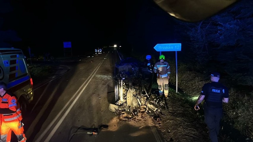 Dramatyczny nocny wypadek na drodze wojewódzkiej 737 między Pionkami a Kozienicami. Z BMW niewiele zostało. Zobacz zdjęcia