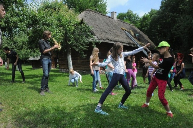 Pierwsi amatorzy wakacji  już wczoraj pojawili się w Muzeum Wsi Opolskiej. Uczestniczyli w zorganizowanych tam zajęciach teatralnych.