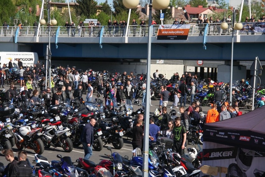 Setki motocyklistów zjawiły się dziś na parkingu Hali...