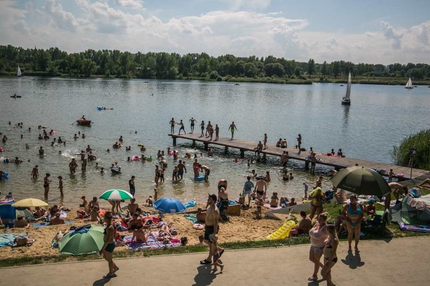 Tłumy krakowian wypoczywają nad zalewem Bagry [ZDJĘCIA]