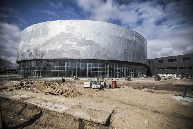 Hala sportowa przy ulicy Struga w części ma już elewację, większość prac trzeba przeprowadzić wewnątrz budynku.