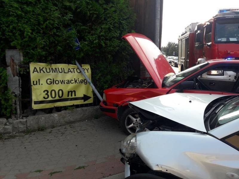 Zderznie aut na skrzyżowaniu ulic Głowackiego i Paderewskiego