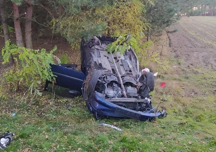 Wypadek w Gniazdkowie w gminie Chotcza. Doszło do dachowania samochodu. Jedna osoba ranna. Zobacz zdjęcia z miejsca zdarzenia