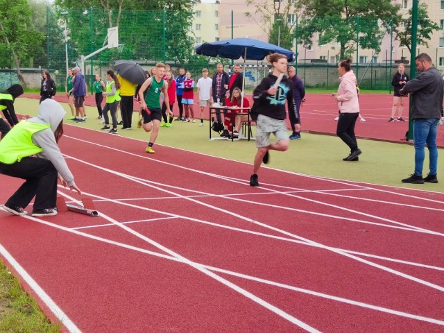 Najdroższą inwestycją oświatową zrealizowaną w ubiegłym roku szkolnym przez powiat opolski była budowa boiska lekkoatletycznego przy Zespole Szkół w Niemodlinie.