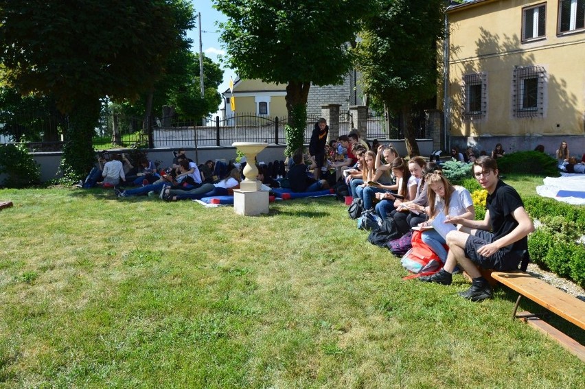 Uczniowie staszowskiego liceum promowali czytanie książek w ogrodzie szkolnym