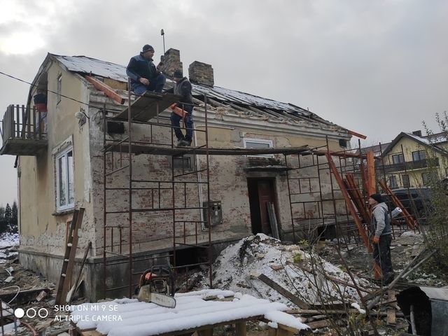 Trwa akcja "Ich Nowy Dom" w Busku - Zdroju. Dom państwa Woźniak zmienia się z dnia na dzień. W poniedziałek, 30 listopada, 7 dnia remontu - wymieniane są okna i rozpoczęto prace przy dachu domu.