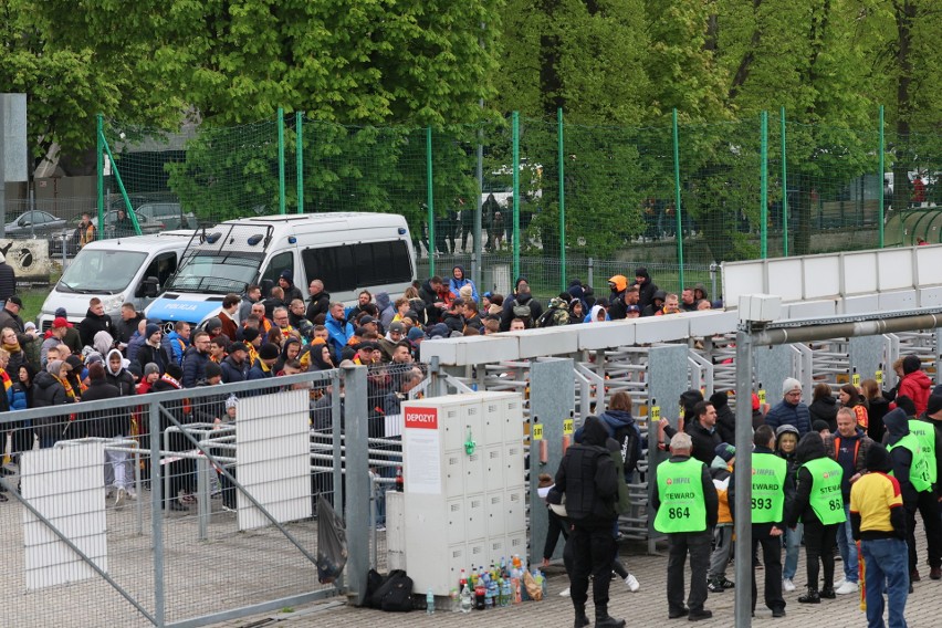 PKO Ekstraklasa. Wyjątkowe zdjęcia kibiców Korony Kielce z meczu z Rakowem Częstochowa. Doping na Suzuki Arenie był niesamowity!