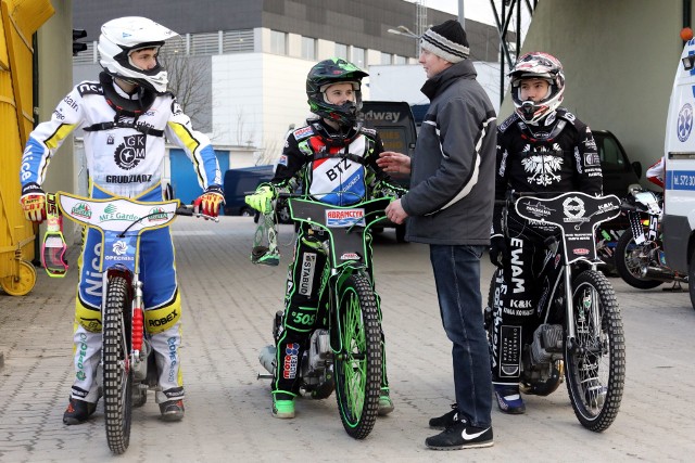 Kacper Łobodziński (wychowanek BTŻ, obecnie zawodnik GKM Grudziądz), Wiktor Przyjemski, trener Jacek Woźniak i Krzysztof Lewandowski