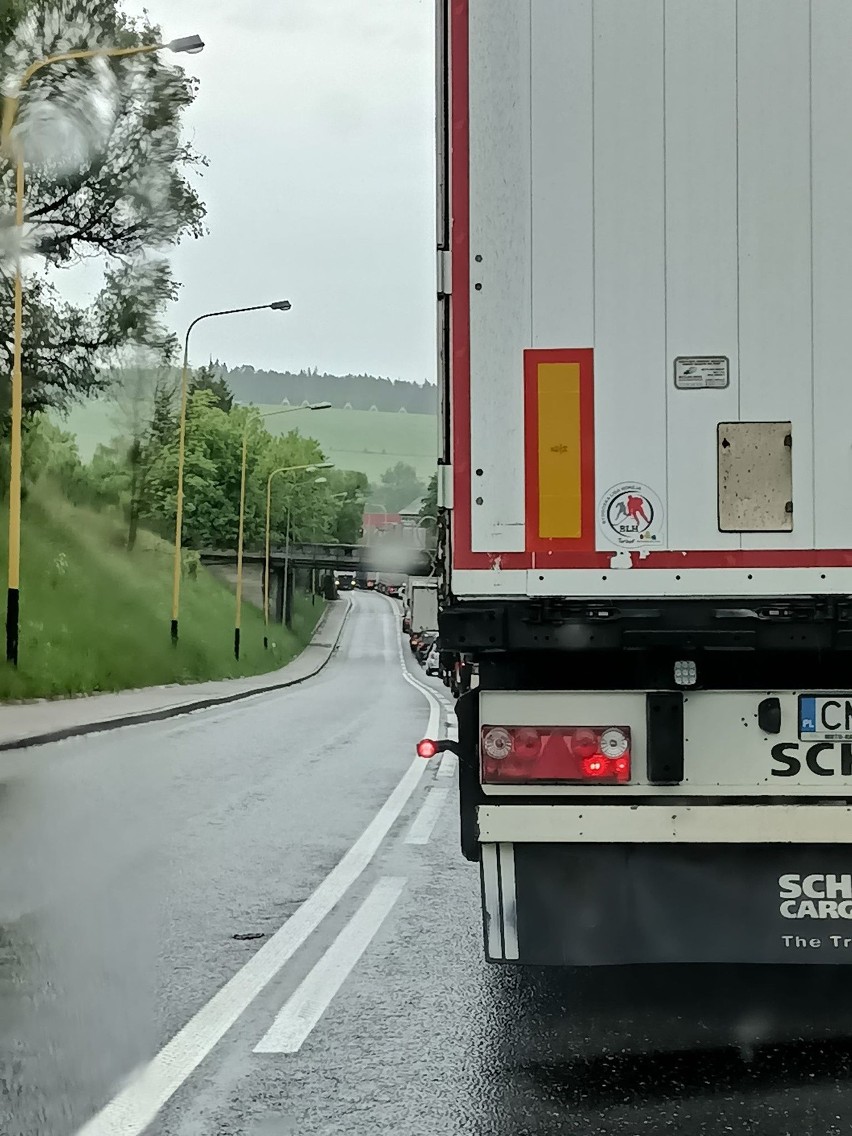 Kierowca bmw zginął na miejscu. Kierowca ciężarówki wyszedł...