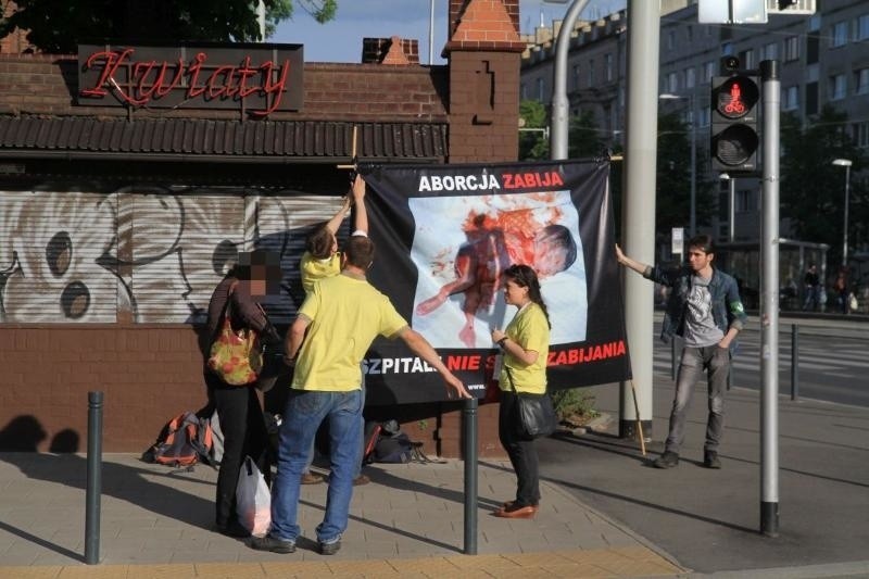 Pod szpitalem przeciw aborcji dokonywanej z powodu nieuleczalnej choroby płodu (DRASTYCZNE ZDJĘCIA)