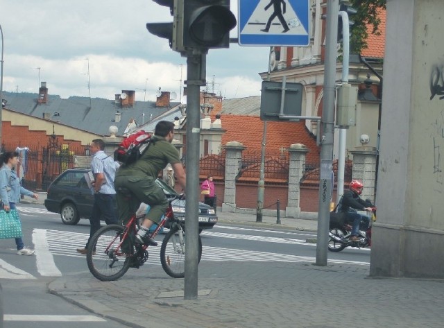 Widok rowerzysty na chodniku to normalność w Przemyślu.