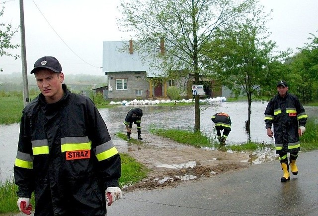 Praca strażaków podczas majowej powodzi, przy ul. Szkolnej w Brodach. 