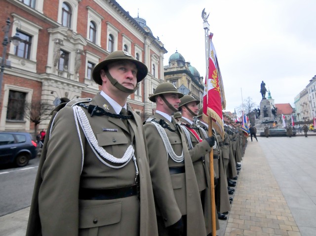 Przed Grobem Nieznanego Żołnierza na placu Jana Matejki w Krakowie odbyły się uroczystości z okazji 81. rocznicy przemianowania Związku Walki Zbrojnej w Armię Krajową.