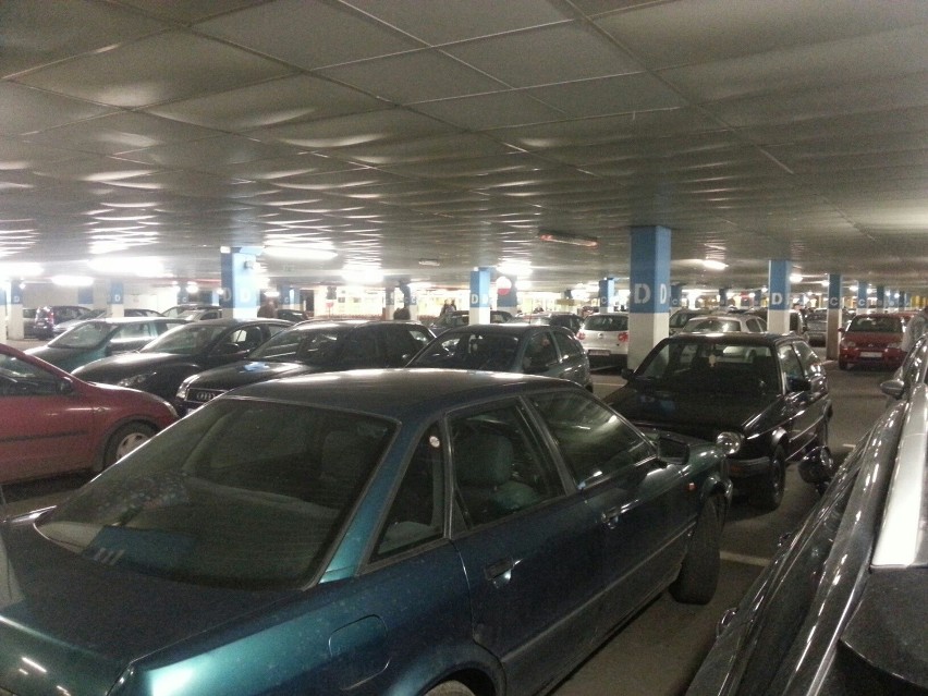 Parking podziemny pod Auchan w Katowicach o godz. 19.30