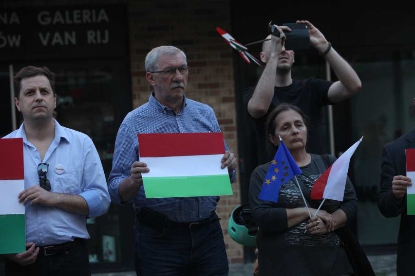 Solidarnościowy protest przed konsulatem węgierskim w Krakowie