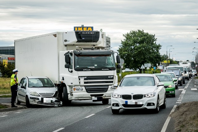 Na ulicy Fordońskiej, na wysokości Ikei, doszło do kolizji samochodu ciężarowego marki DAF i osobowego citroena.Na szczęście nikomu nic się nie stało.Jeden pas ruchu przez pewien czas był zablokowany. Aktualnie nie ma już tam utrudnień. 