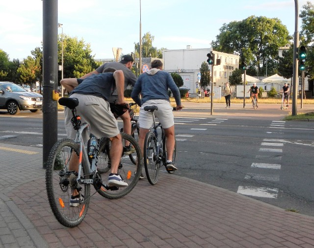 Tak można, przejazdem rowerowym, ale – w tym przypadku – po włączeniu się zielonego światła i upewnieniu, że żaden kierowca nie zignorował nakazu zatrzymania.