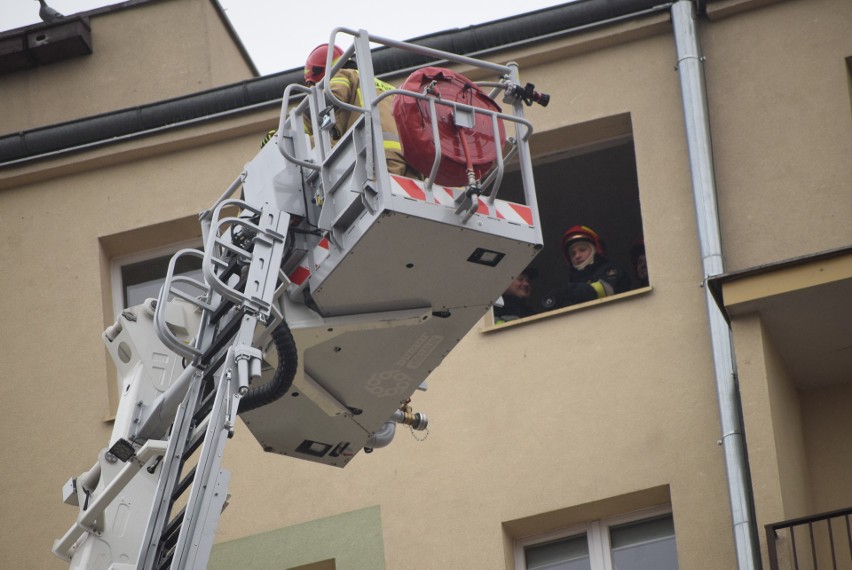 42-metrowy nowy podnośnik sieradzkich strażaków w akcji. Ćwiczenia przy wieżowcu ZDJĘCIA