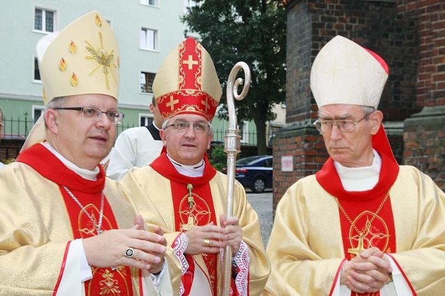 Bp Andrzej Czaja (z lewej), abp Celestino Migliore (w środku) i abp Alfons Nossol rozmawiają przed rozpoczęciem uroczystości.