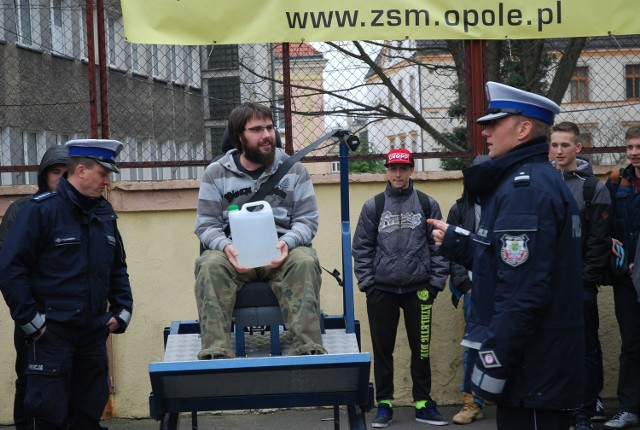 Uczniowie mogli sprawdzić, jak skutecznie - w razie wypadku - chronią kierowcę i pasażera pasy bezpieczeństwa.