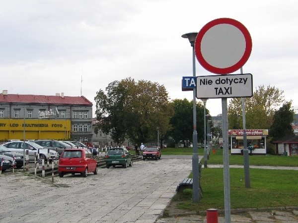 W centrum Przemyśla drogowcy postawili nowy znak zakazu ruchu.