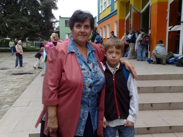 Damian poszedł dziś do szkoły, z której odebrała do babcia Ewa Kocuba.