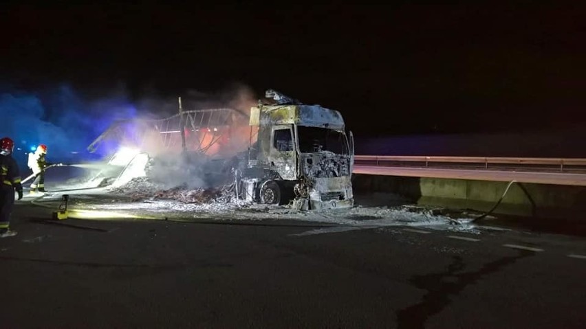 Pożar tira na autostradzie A4. Auto całkowicie spłonęło (ZDJĘCIA)