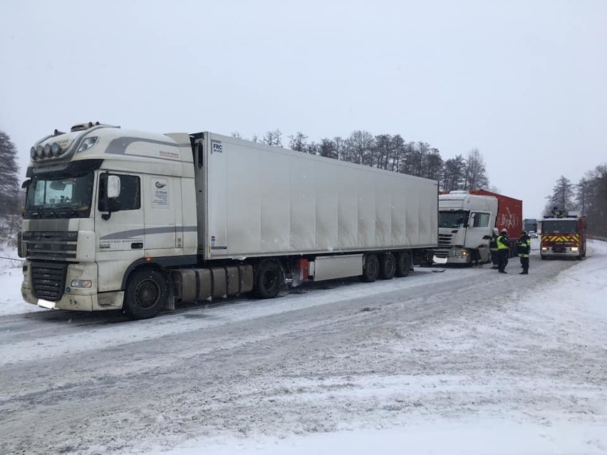 Wola Zambrowska: Zderzenie trzech ciężarówek na DK 66. Jeden z kierowców wjechał w tył drugiemu (zdjęcia)