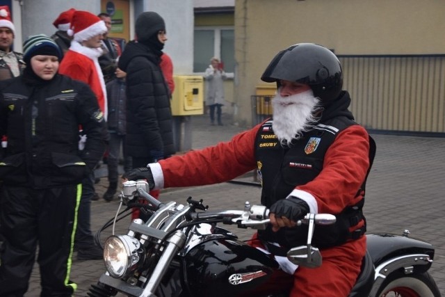Kilkudziesięciu motocyklistów przywdziało czerwone stroje i uczestniczyło w akcji „Motomikołaje” w Nowym Tomyślu