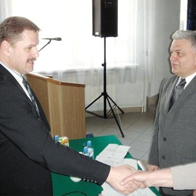 Czas pracy staroście Snarskiemu (z lewej) będzie wyznaczał przewodniczący Łęczycki (z prawej)