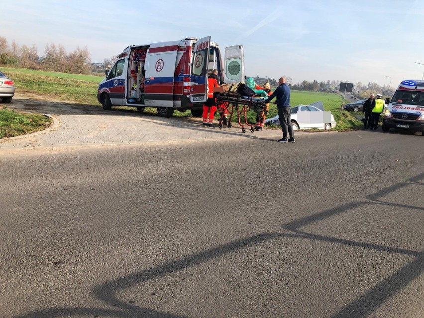 Taksówkarz wpadł do rowu w Brześciu Kujawskim. Wcześniej najprawdopodobniej zasłabł [zdjęcia]